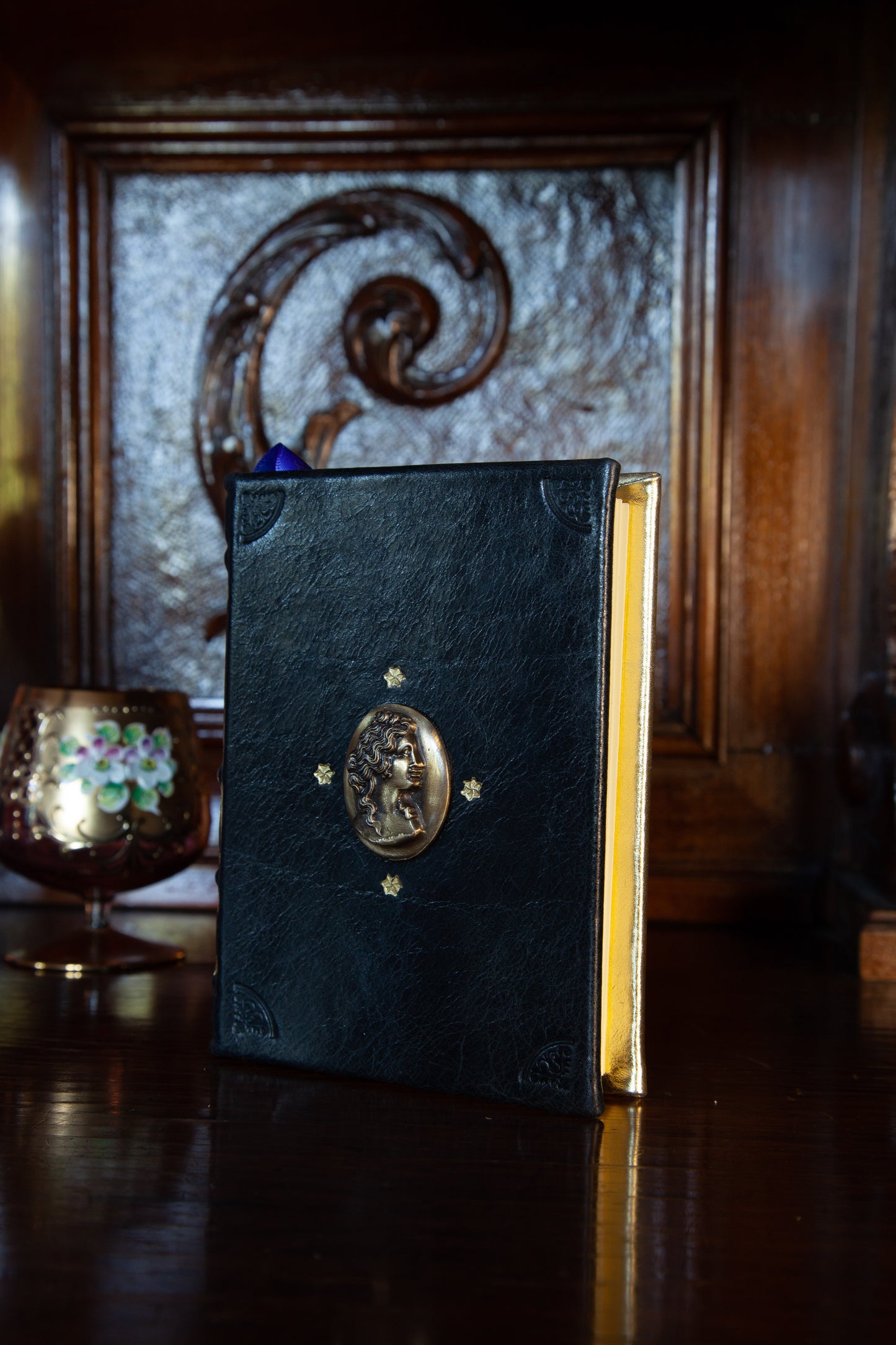 Sonneteer in Black gold