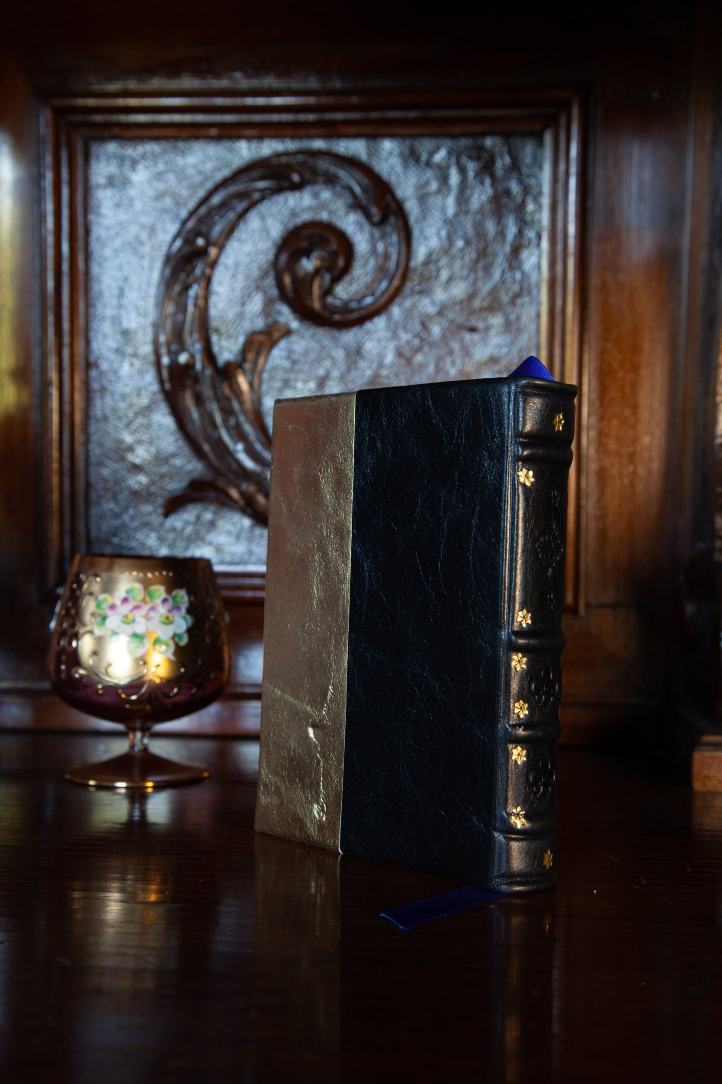 Sonneteer in Black gold