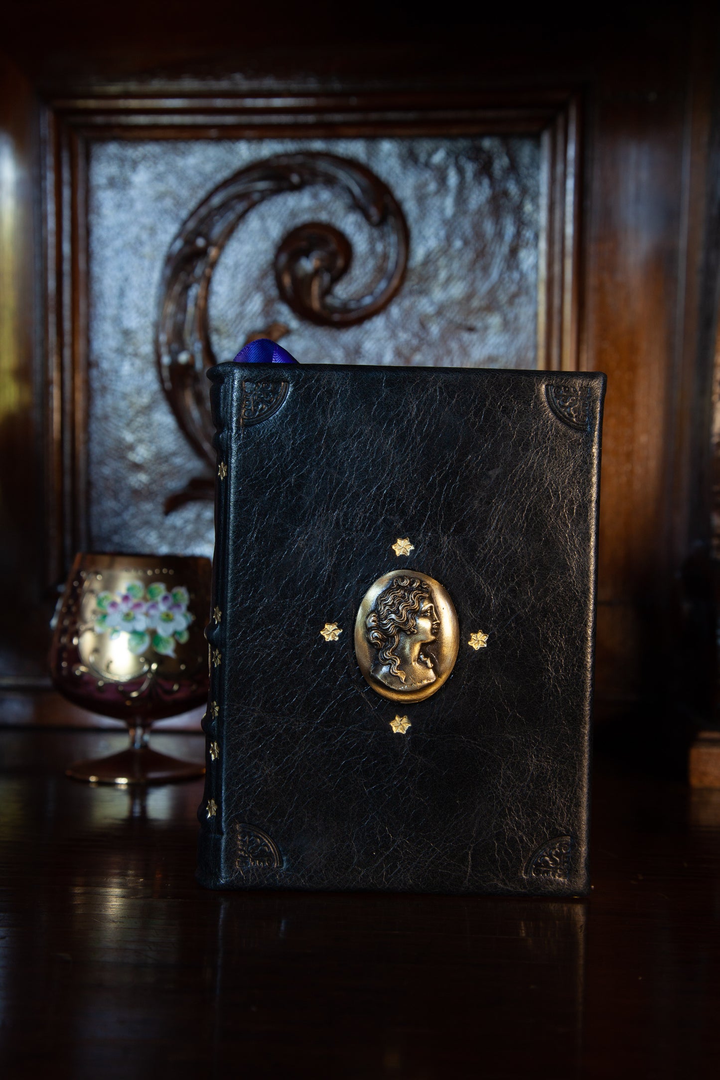 Sonneteer in Black gold