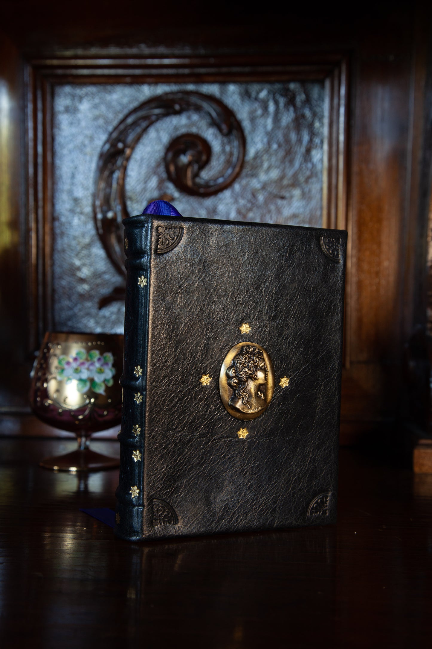 Sonneteer in Black gold