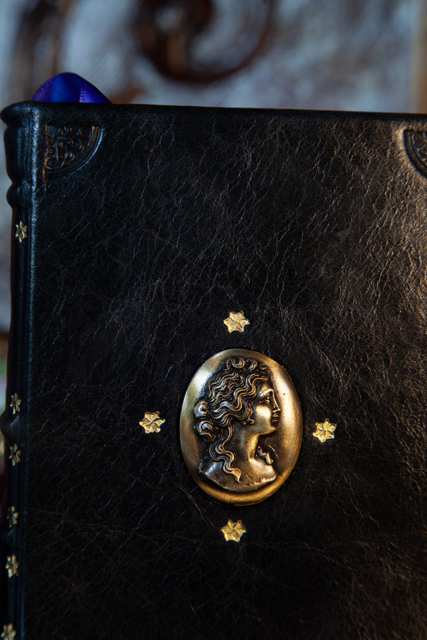 Sonneteer in Black gold